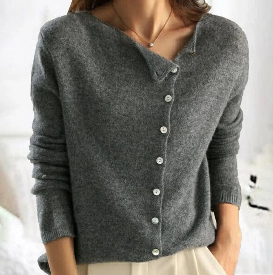 Pull en maille a boutonnage asymétrique