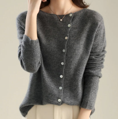 Pull en maille a boutonnage asymétrique