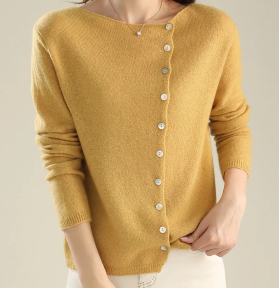 Pull en maille a boutonnage asymétrique