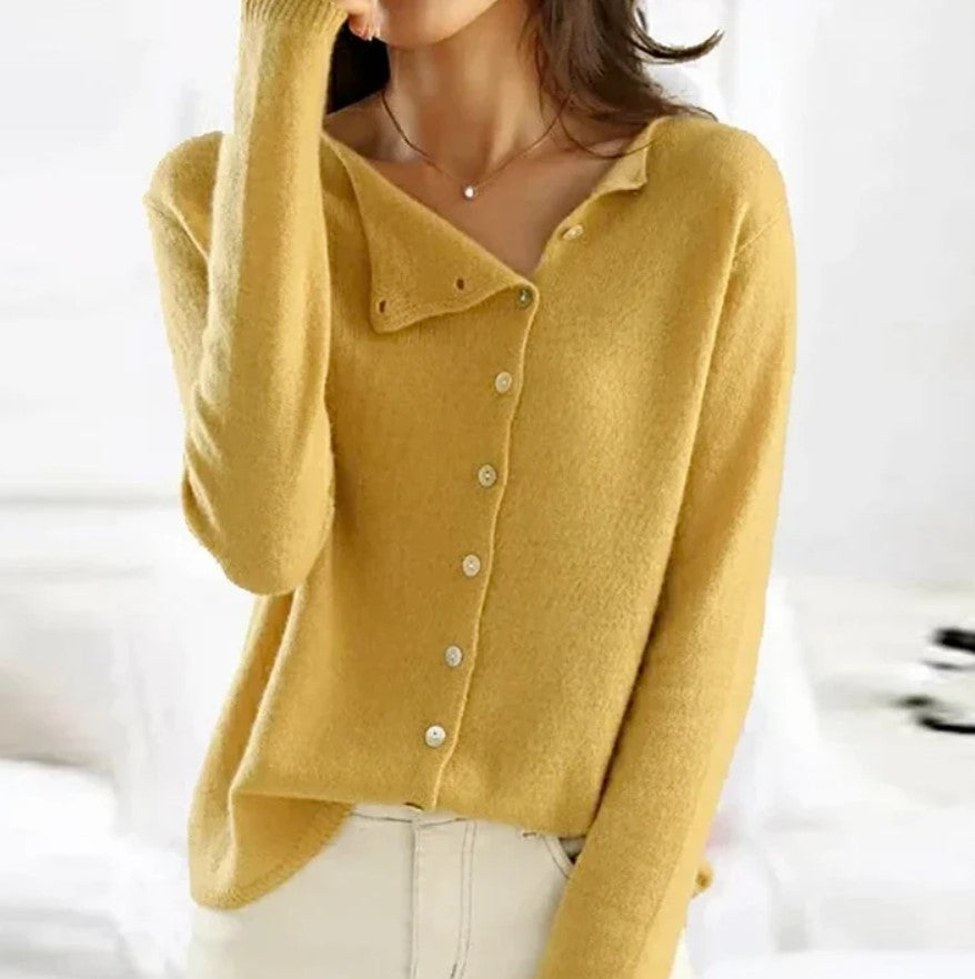 Pull en maille a boutonnage asymétrique