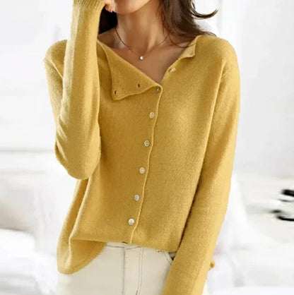 Pull en maille a boutonnage asymétrique